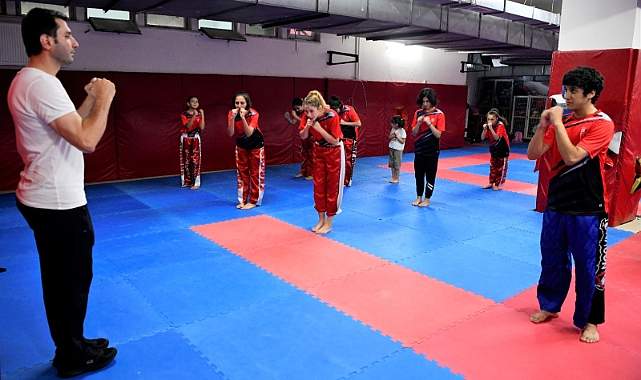 Kick Boks sporcuları madalya peşinde