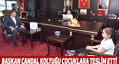 Başkan Candal koltuğu çocuklara teslim etti