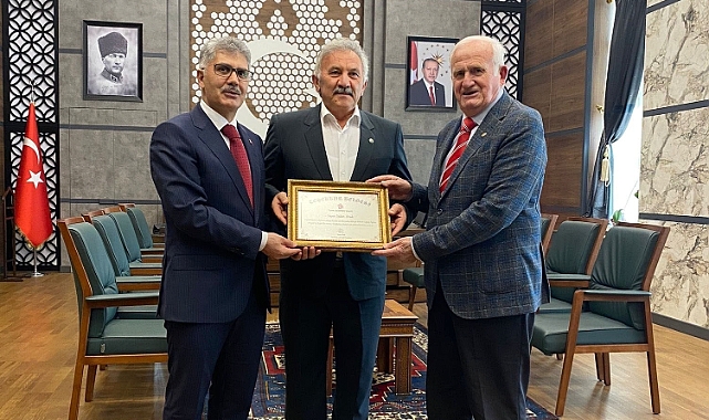 İŞ İNSANI SAKİN ARUK'TAN BÖBREK VAKFI'NA DESTEK
