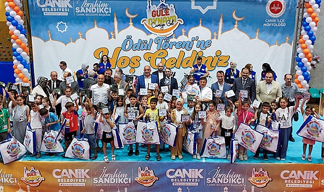 Camiye Koşan Çocuklar Hediyelerine Kavuştu