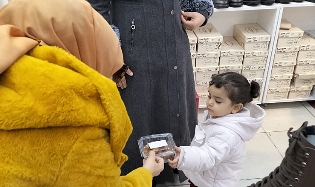 AK Parti Buca Kadın Kolları, Miraç Kandili münasebetiyle Buca esnafı ve halkıyla kandilleşip geleneksel kandil simidi dağıttı.