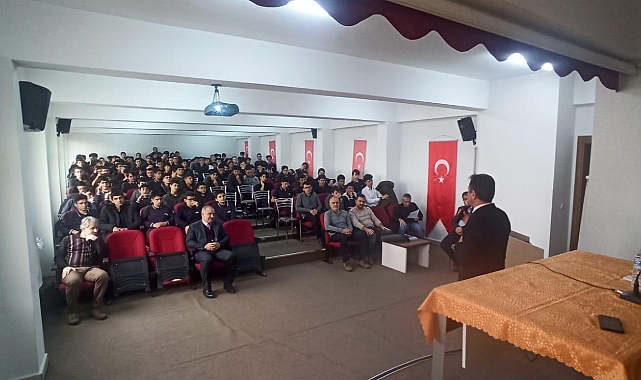 Prof. Dr. İsmail Öçsoy, nanoteknolojiden bahsederek liseli gençleri bilime yönlendiriyor.
