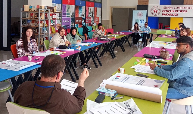ÜNİDES kapsamında desteklenen “Genç Girişimci Adayları için Kümelenme Modeli Temel Eğitimi” projesi başladı