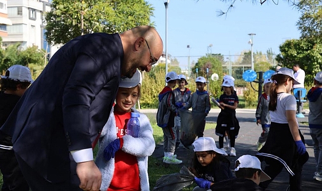 Başkan Türkel, çevre dostu öğrencilerle çöp topladı