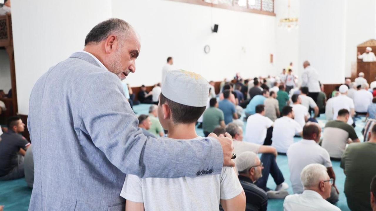 Canik’te Camiye Gelen Çocuklara Hediyeler